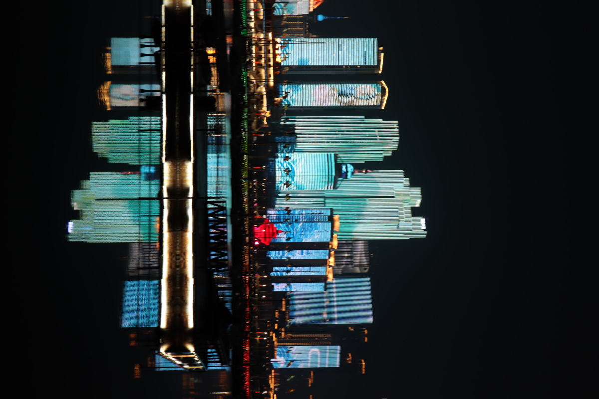 一个个精美灯盏点亮城市的夜空流光溢彩