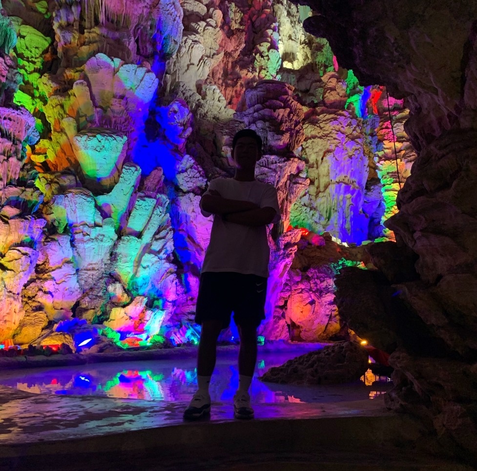 凌霄岩位于广东省阳江市阳春市城西北66公里的罗阳峰林之中面积367