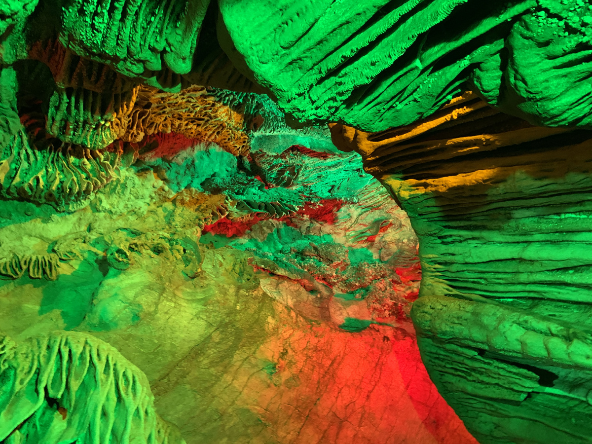 凌霄岩位于广东省阳江市阳春市城西北66公里的罗阳峰林之中面积367