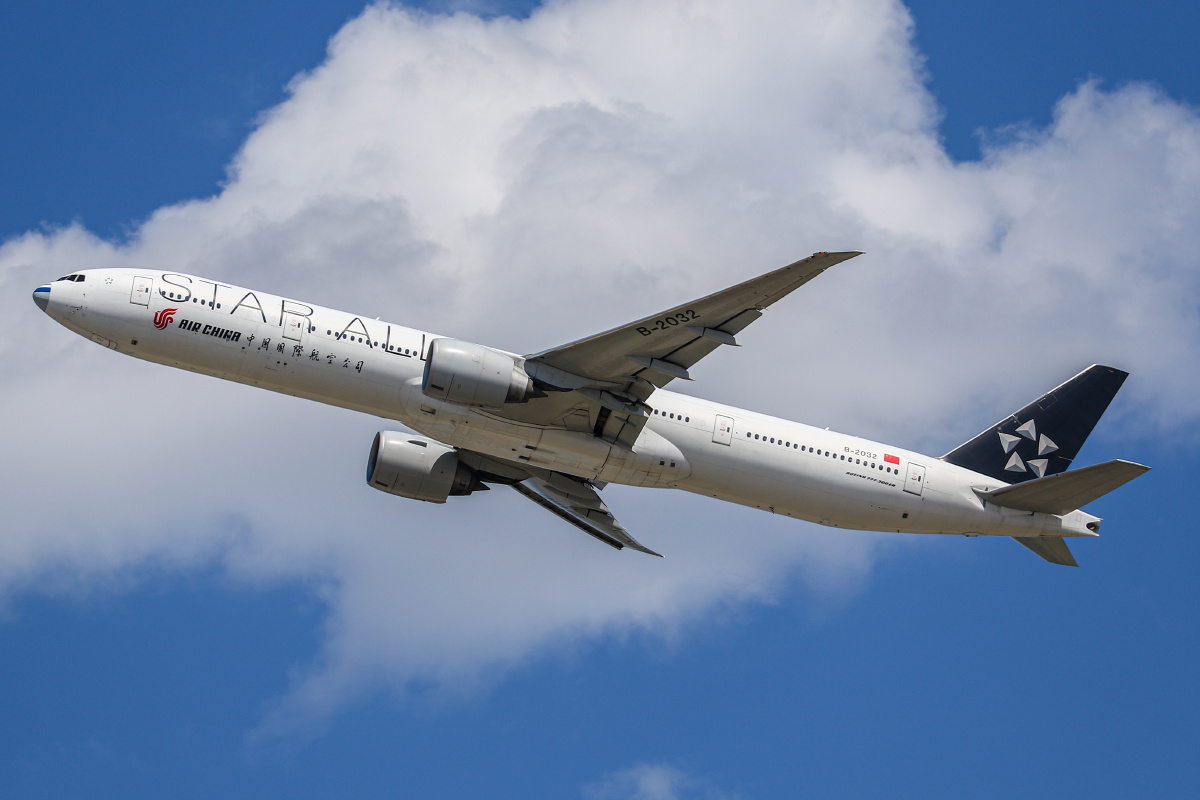 航空星空联盟彩绘飞机 36r跑道起飞注册号:b-2032 机型:波音777-300er