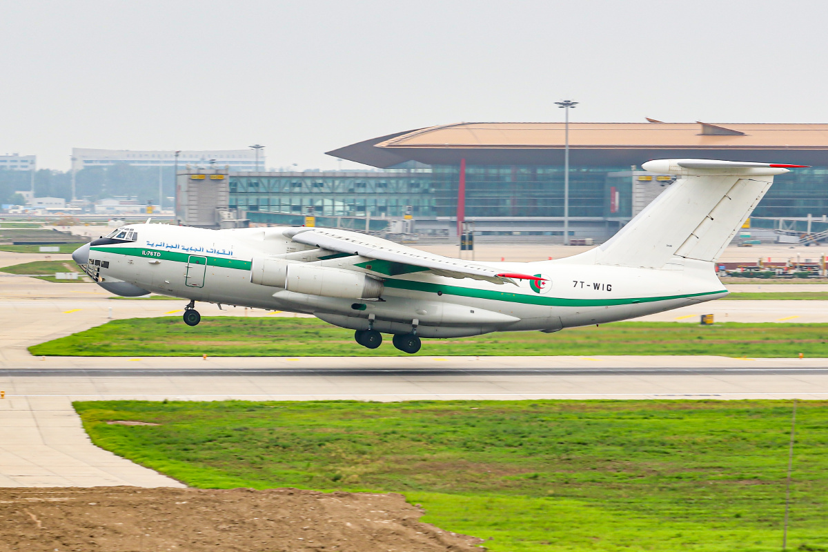 此图为阿尔及利亚空军伊尔76飞机在首都国际机场19号