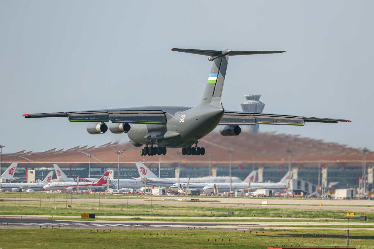 图为乌兹别克斯坦空军伊尔76飞机降落北京首都机场注册号76008机型