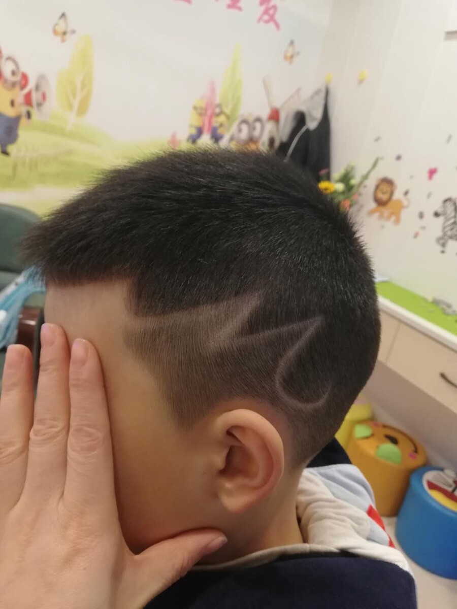男孩子剪头发技巧,男生好看发型之一:短盖头长刘海