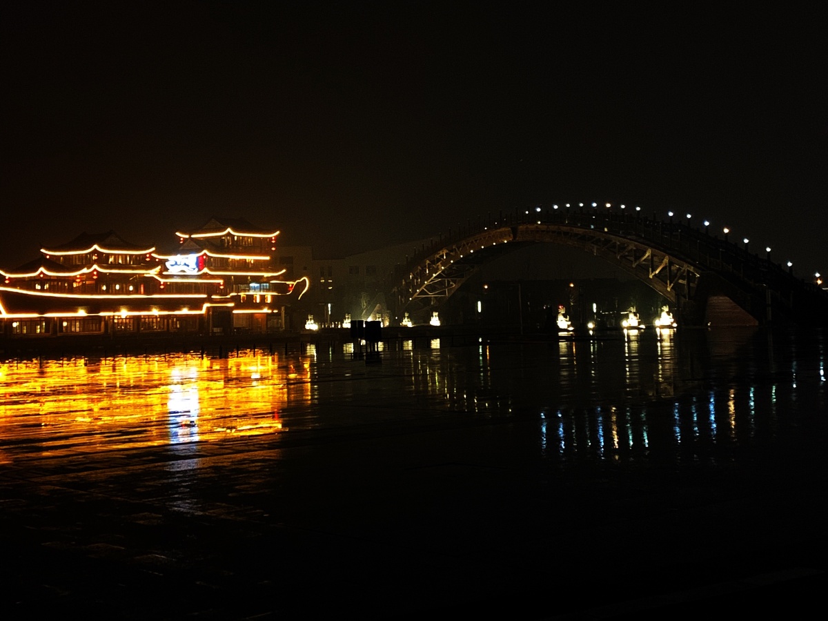 在宜宾坐游轮看夜景,夜幕降临之际坐游轮看夜景
