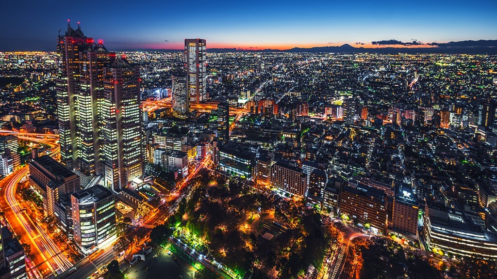 截至2014年，以东京为中心的日本首都圈是世界上规模最大、人口最多的城市集群。入夜时分登高，看到延展到地平线尽头一望无际的灯火，也让人不得不感叹这是这个星球上的一道人造奇观了。