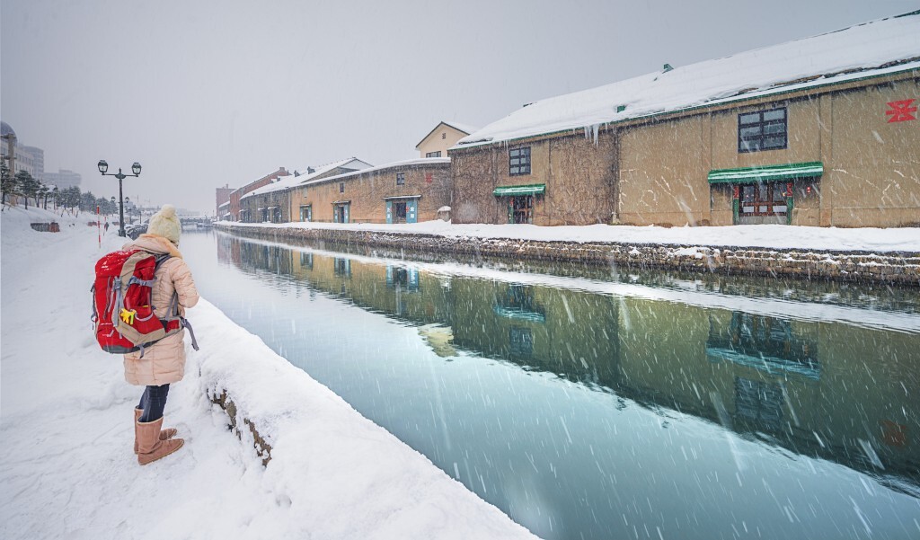 从没有看过《情书》，雪中的北海道本身足以令人怦然心动。纷纷扬扬的飞雪和宁静流淌的运河，好像一首情歌唱给冬季的日本。北海道小樽
