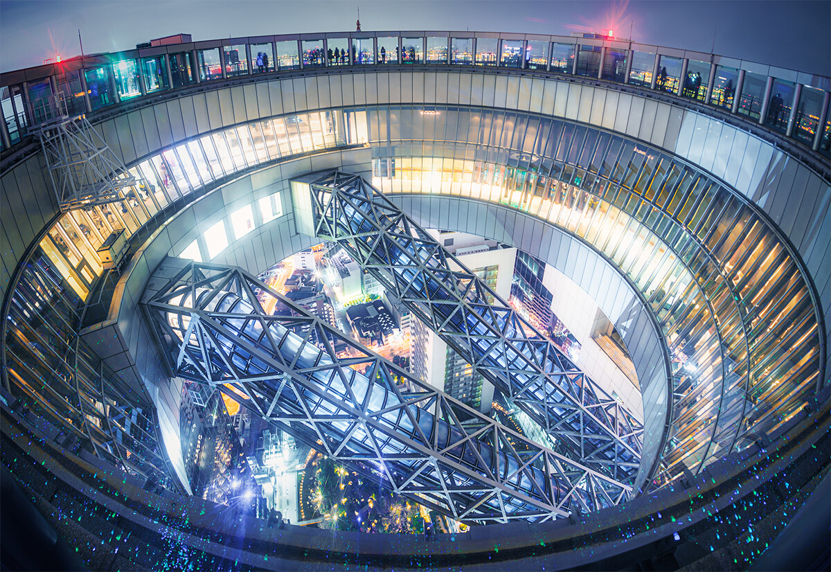 日本大阪的Umeda Sky City, 巨大的环形穹顶和空中电梯将两座相邻的摩天楼连成空中庭院，透过环孔可以俯瞰大楼脚下的街巷，玻璃围栏上反射出地板上的人工星光。与幻想中的Laputa相比，这样的钢铁骨架才是现实中的天空之城吧。<br />
Sigma 15mm鱼眼
