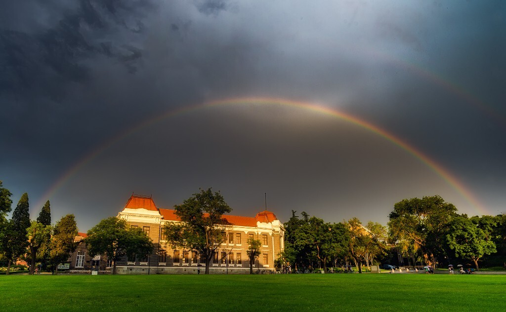 雨后的彩虹横跨清华学堂