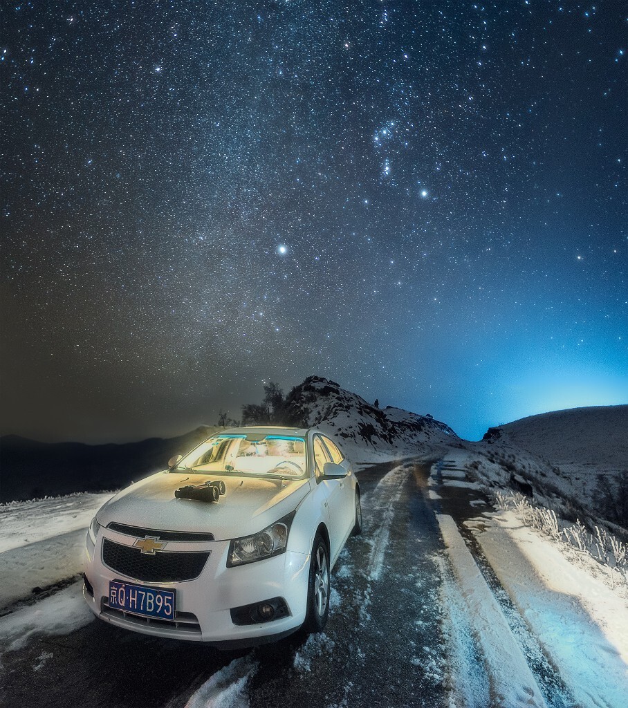 东灵山的冰雪山路上，冬季银河和猎户座下的科鲁兹。我非常喜欢的一张