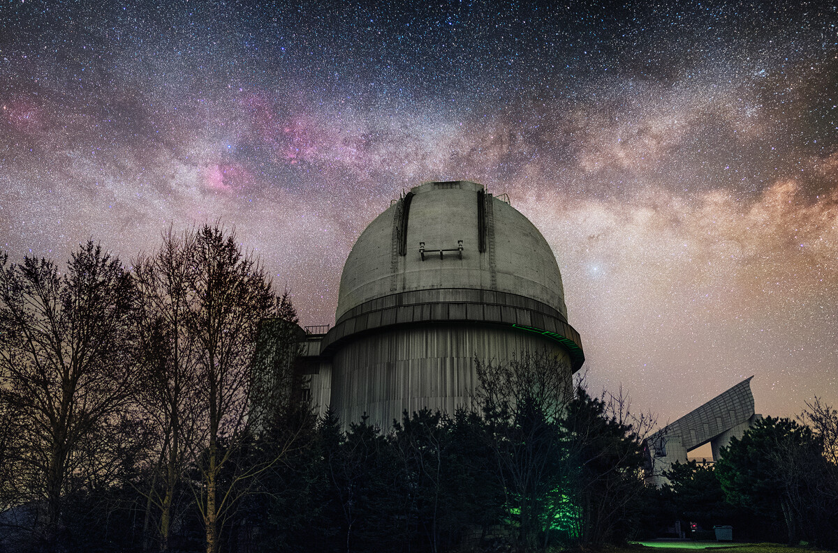 午夜之后升起在2.16米光学望远镜上空的银河带，天鹅座天区深空天体的红色惊艳无比。