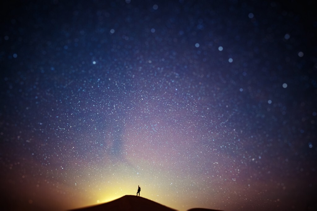 单次曝光+后期移轴模糊，在天顶的光斑中能找到北斗七星。内蒙古，库布其沙漠