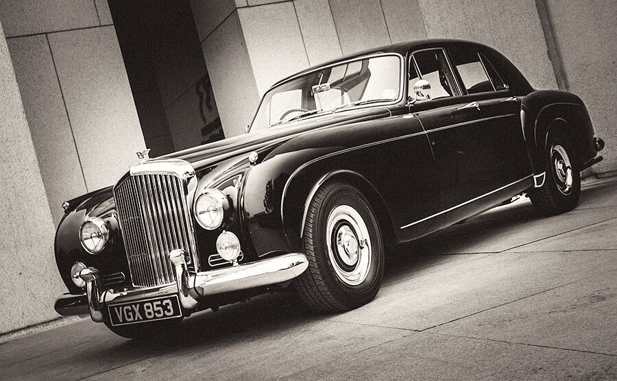 Bentley Continental S1<br />
不会有谁觉得这张照片拍摄于上个月的北京吧~这辆宾利欧陆S1（1958年？）被运来为新车试驾会造势，那个年代英国汽车的线条真是太美了