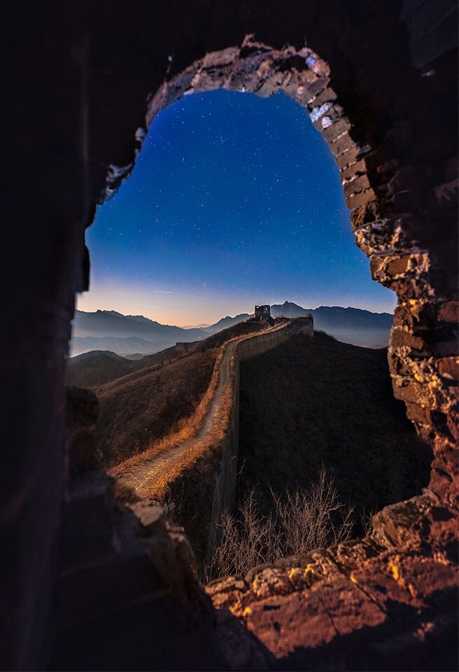 蟠龙山，古北口长城，将要落入远山背后的月亮照亮了烽火台的窗口