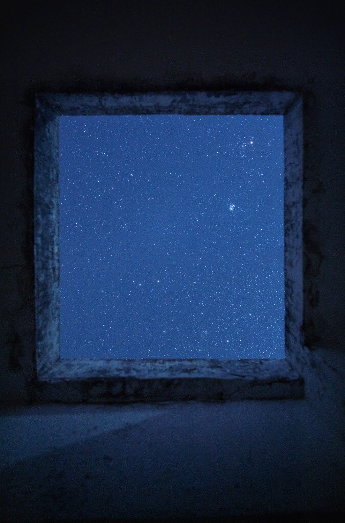 2021年11月，湛江海滨，冬季星光透过天窗洒下。