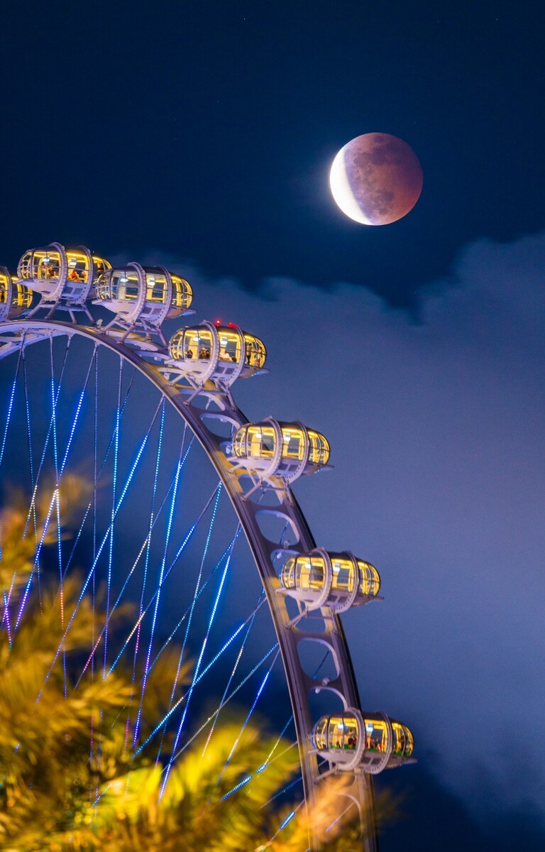2021年5月，月全食结束阶段，正在生光的血月与欢乐港湾摩天轮。