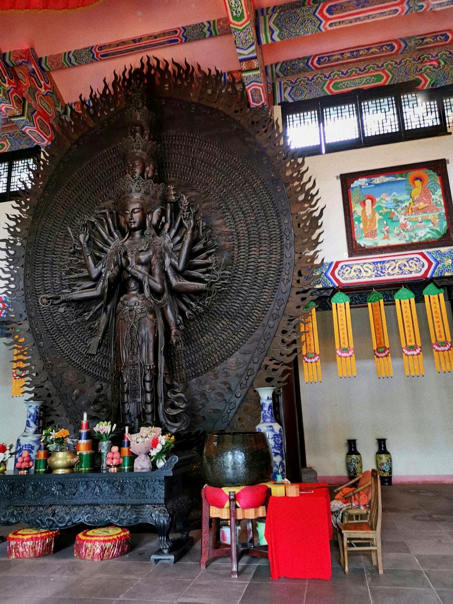 成都龙泉驿石经寺乌木千手观音