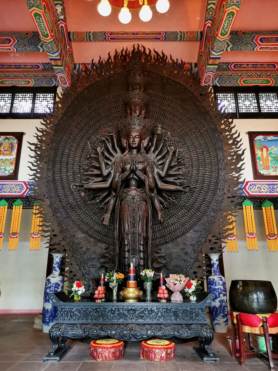 成都龙泉驿石经寺乌木千手观音