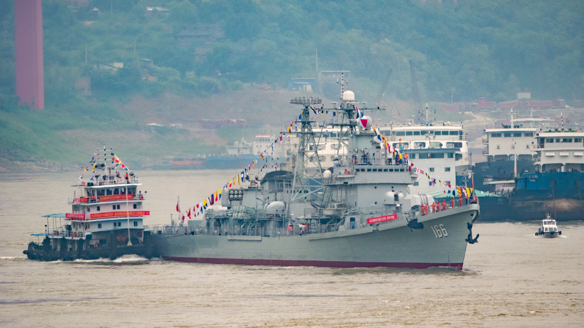 珠海舰驶入重庆城