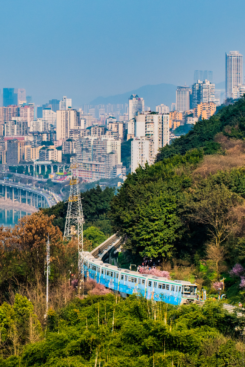 穿越山林,贴地飞行——重庆轻轨2号线 - 风引帆回 - 图虫