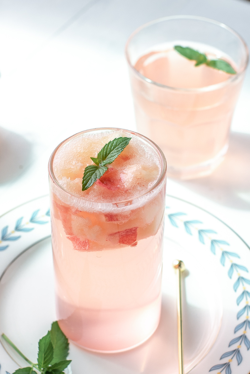 夏天是粉色的桃子气泡水