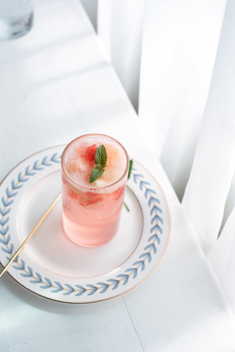 夏天是粉色的桃子气泡水