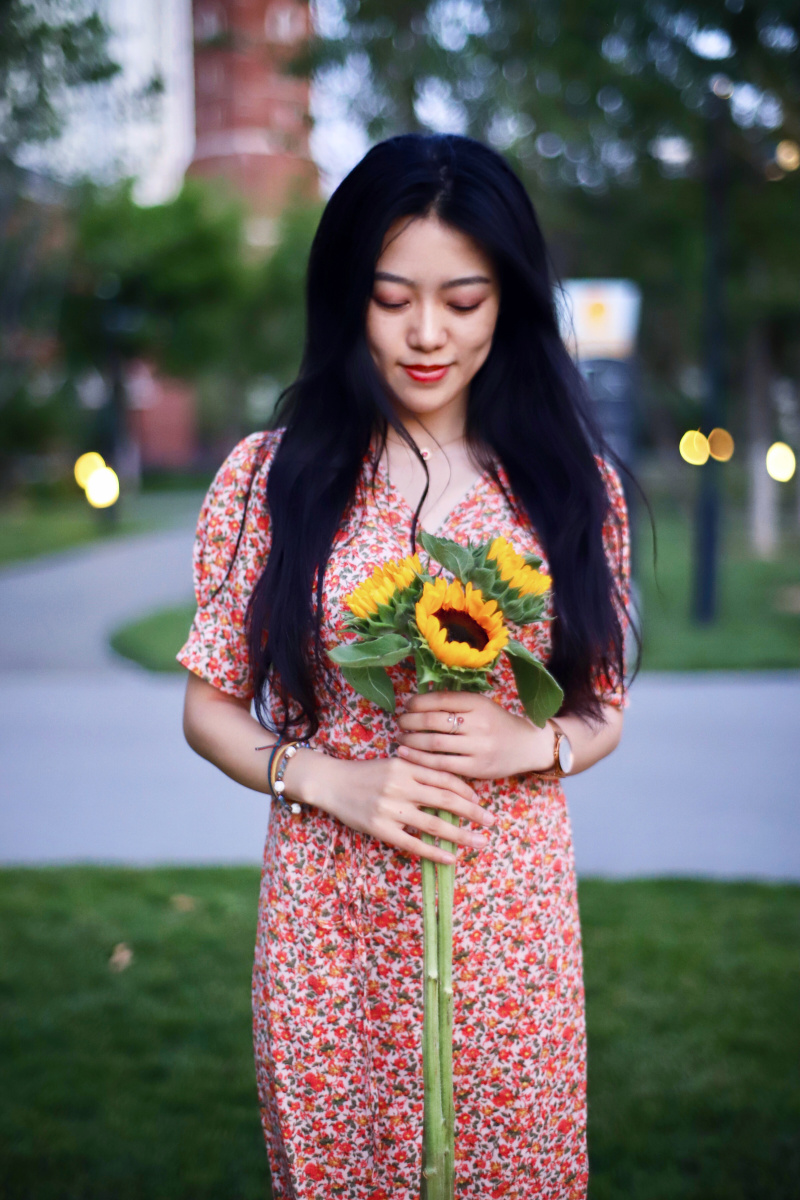 一个女生之所以迷人是因为她擅长做自己温柔优雅从容微笑面对一切