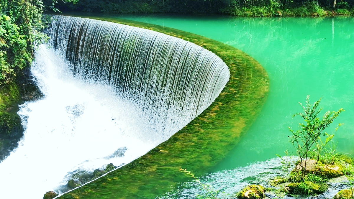 贵州小七孔卧龙潭瀑布