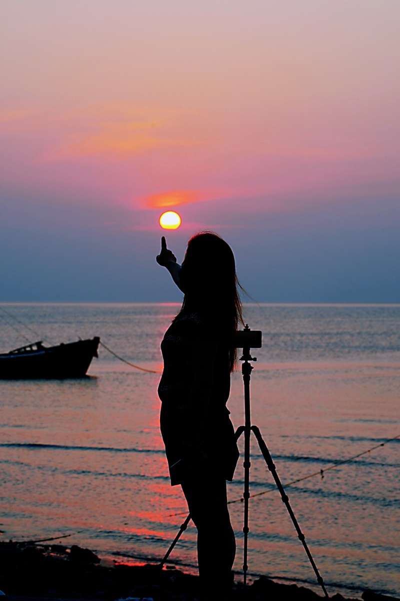 夕阳下的美女抓拍摄于夏家河浴场