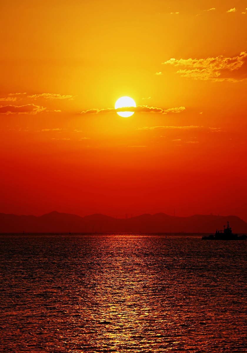 清晨天空有点阴沉瞬间霞光万丈金光闪烁醉了