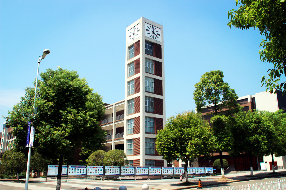 校园钟楼 - 昏鸦爱枯藤 - 图虫