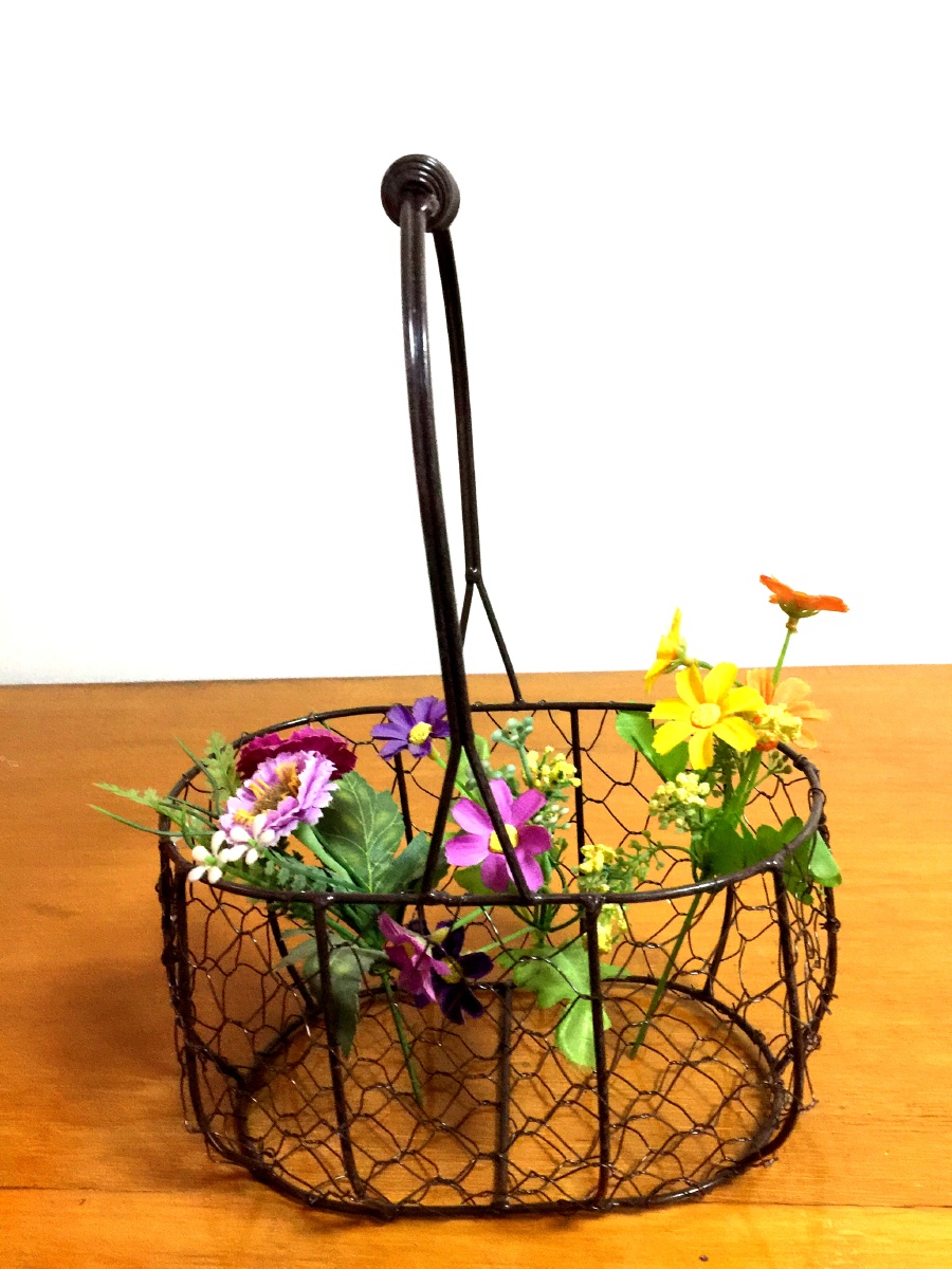 装塑料花玩的铁丝小花篮