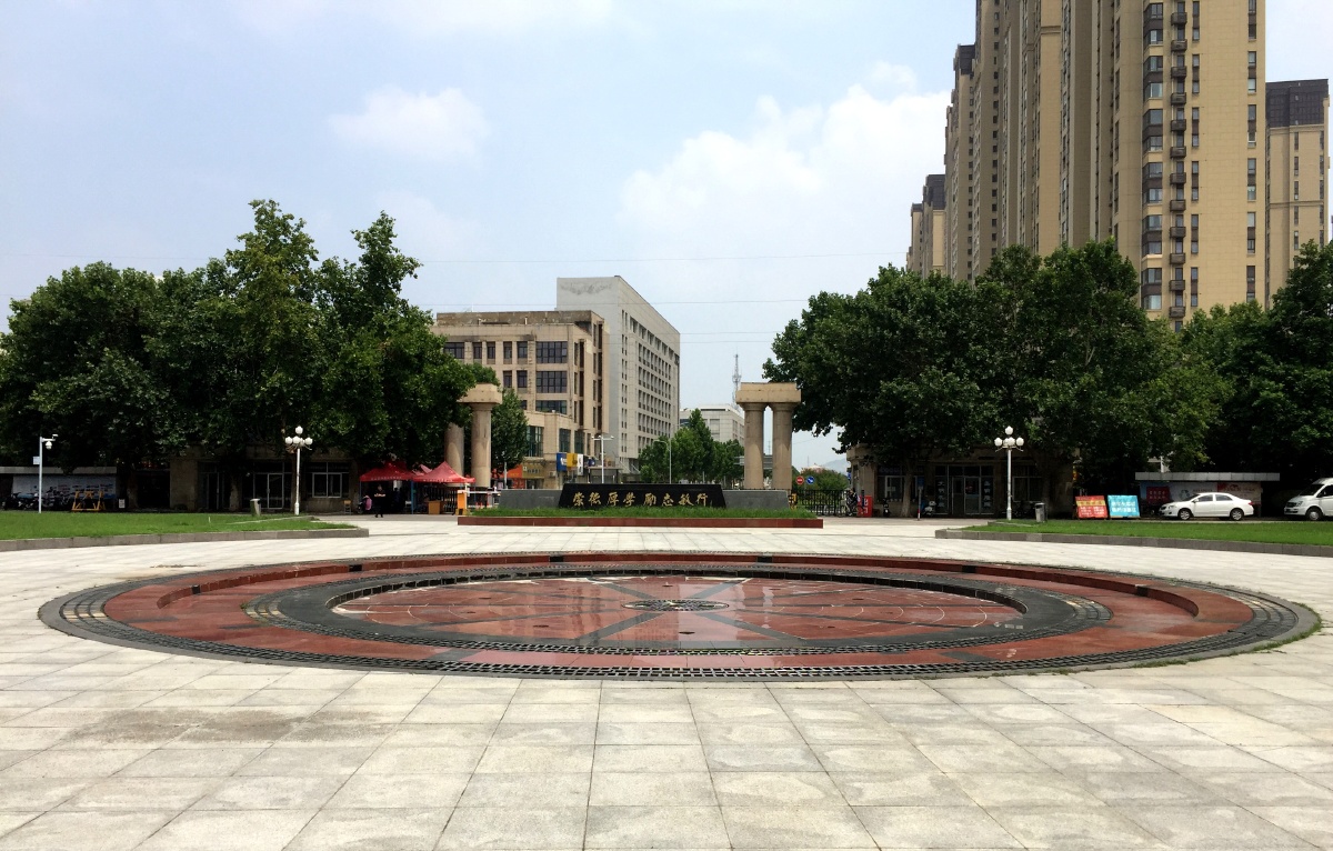 学校广场喷泉池和大门内测