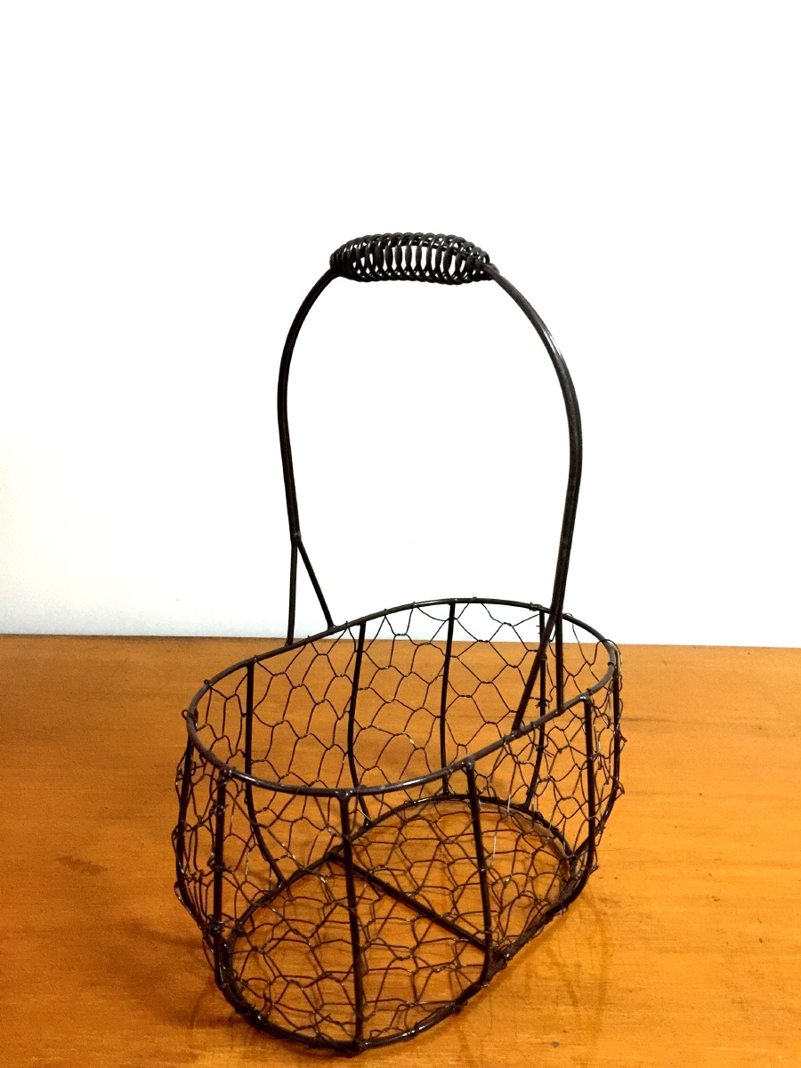 倒掉鲜花凋射去掉包装后的铁丝小花篮