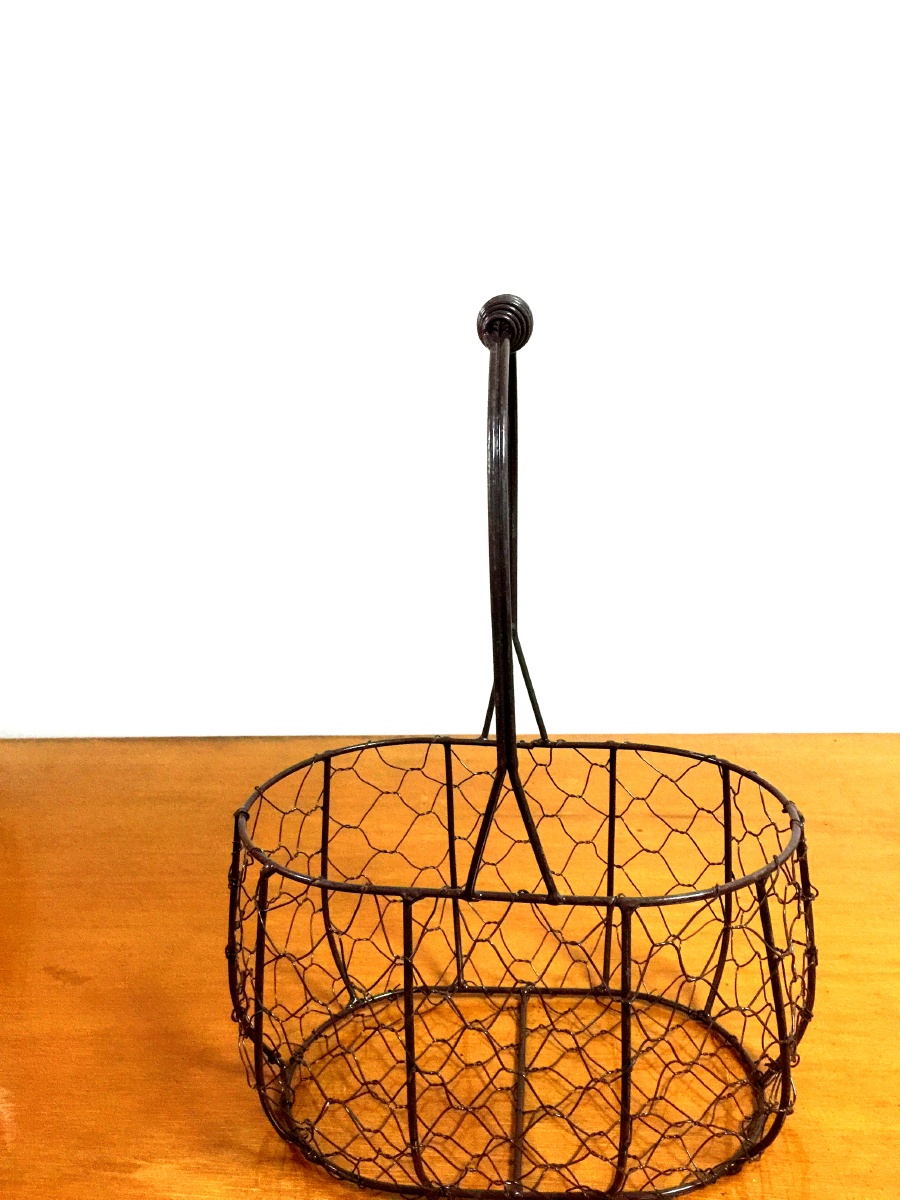 倒掉鲜花凋射去掉包装后的铁丝小花篮