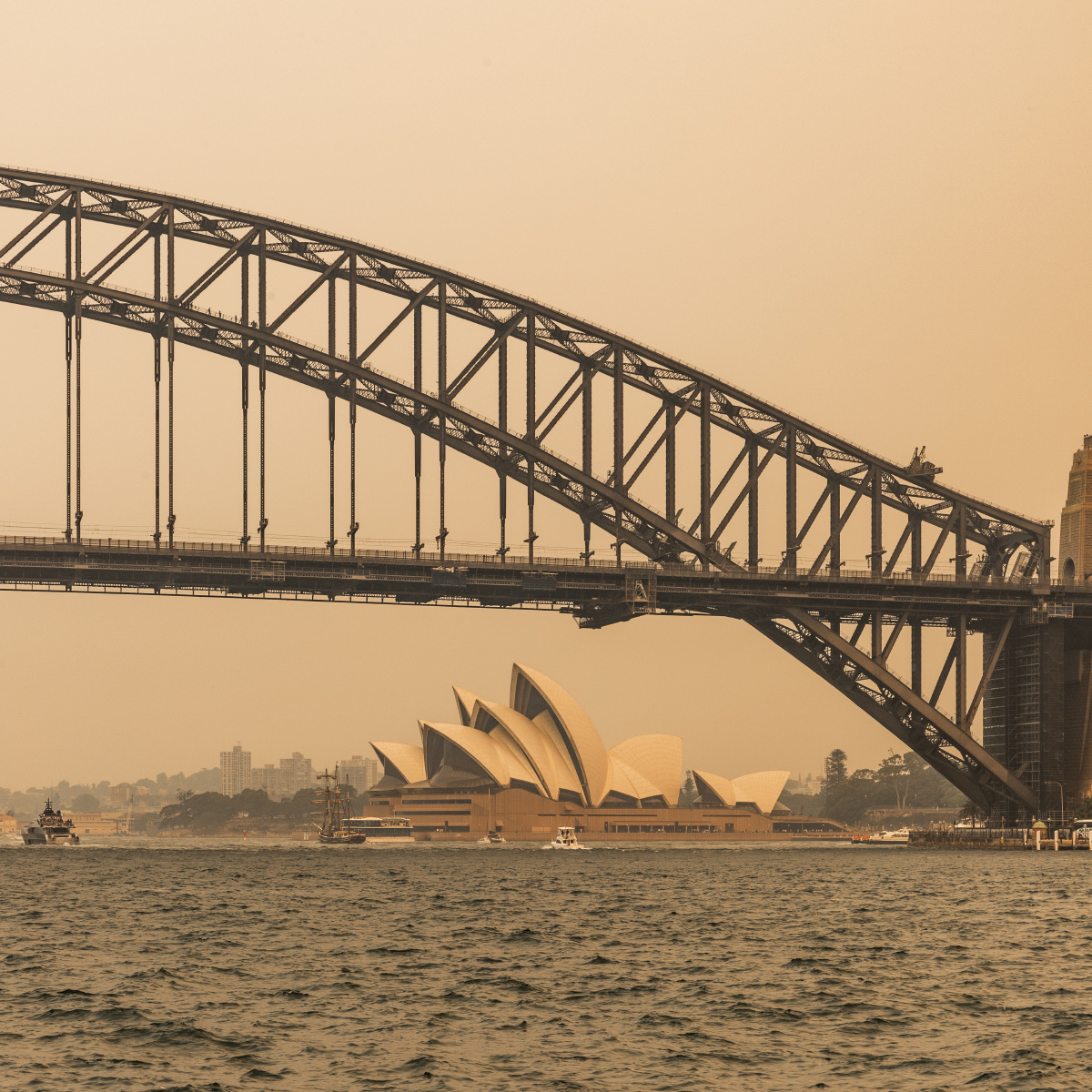悉尼海港大桥下的悉尼歌剧院