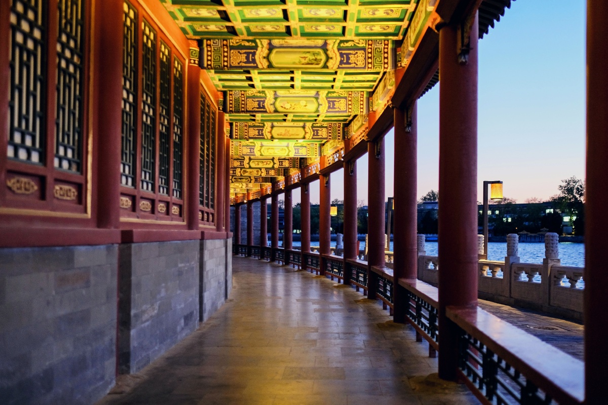 北海公园琼岛独一无二的环岛长廊