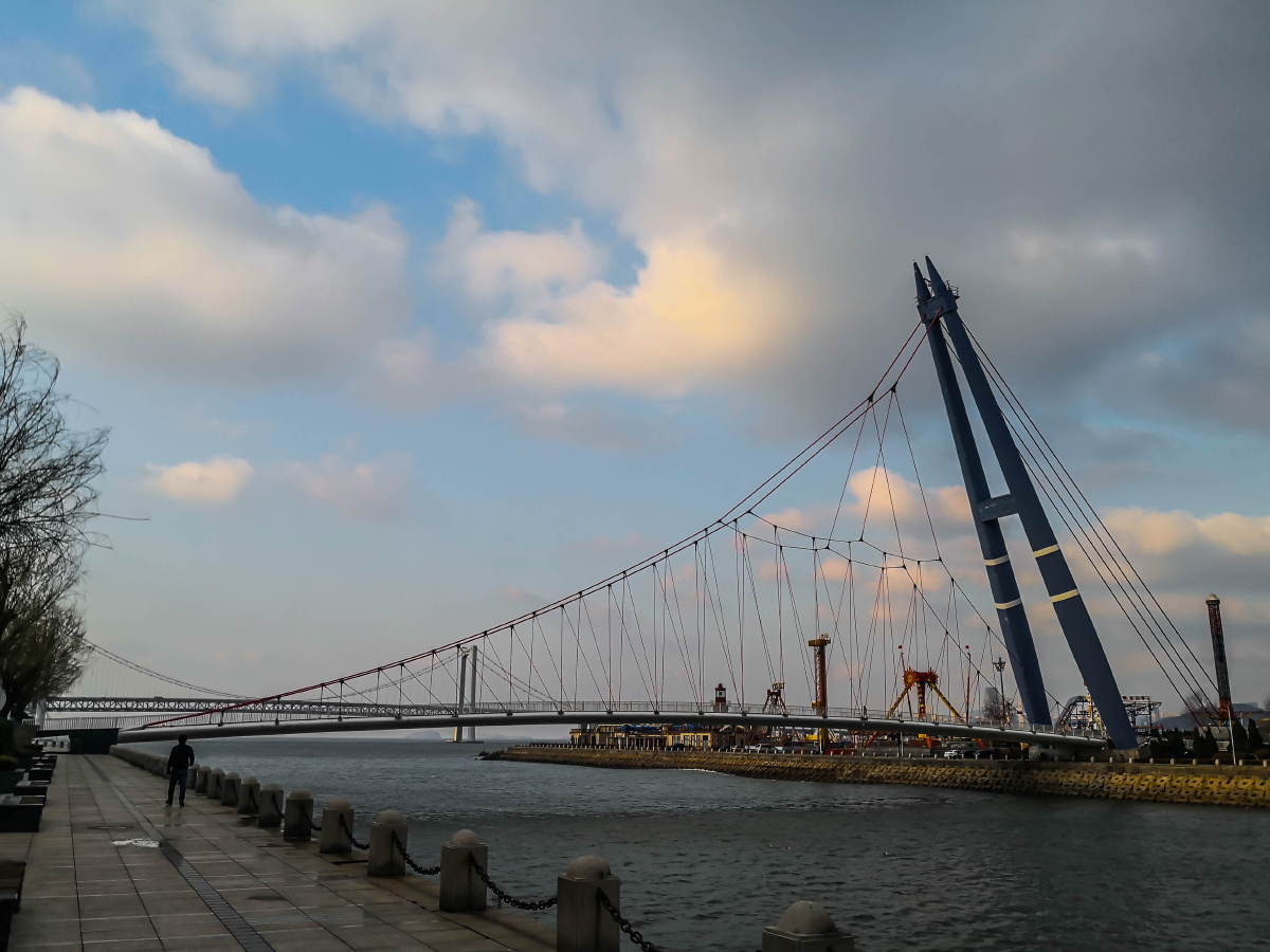 大连地标性建筑"挑月桥"横跨马栏河,人可以从星海广场步行到对面进入