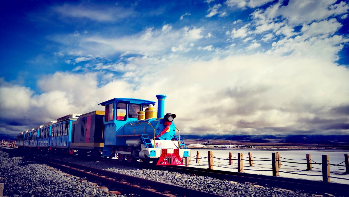 茶卡盐湖的小火车04040475