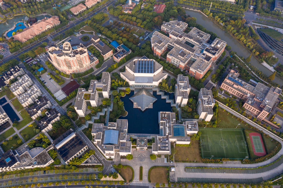 中欧国际工商学院由著名设计大师贝聿铭参与创办设计的
