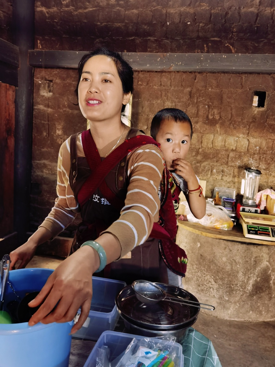 背着娃娃做生意