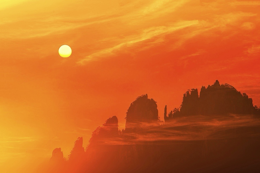 蒸蒸日上黄山日出当时机位画框内朝霞不算精彩用多次曝光增加了山前方