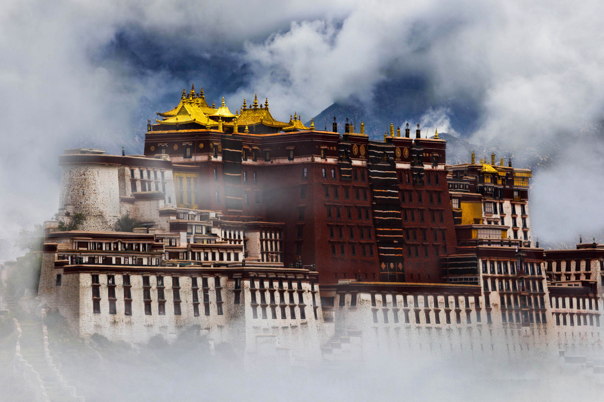 布达拉宫那一天微雨后登上药王山气象非同一般阳光微显金顶在云山雾罩