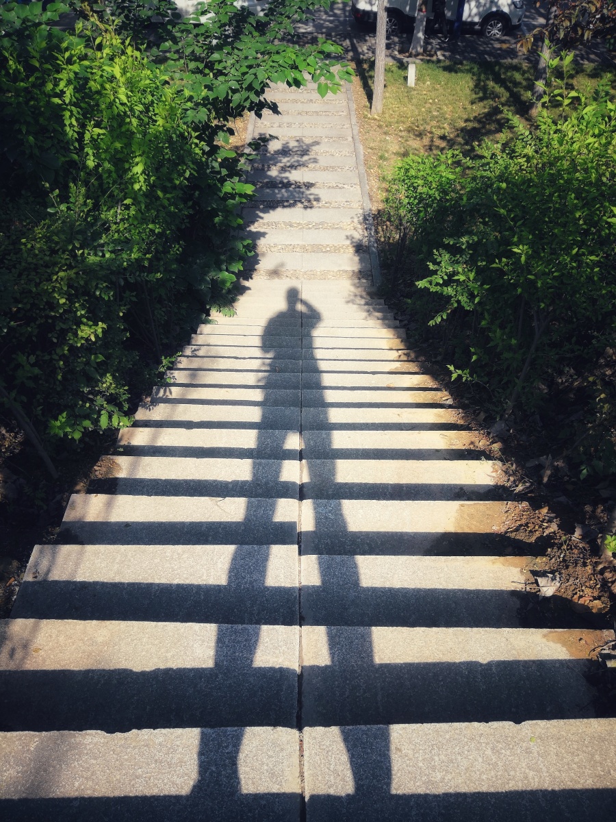 被拉长的影子