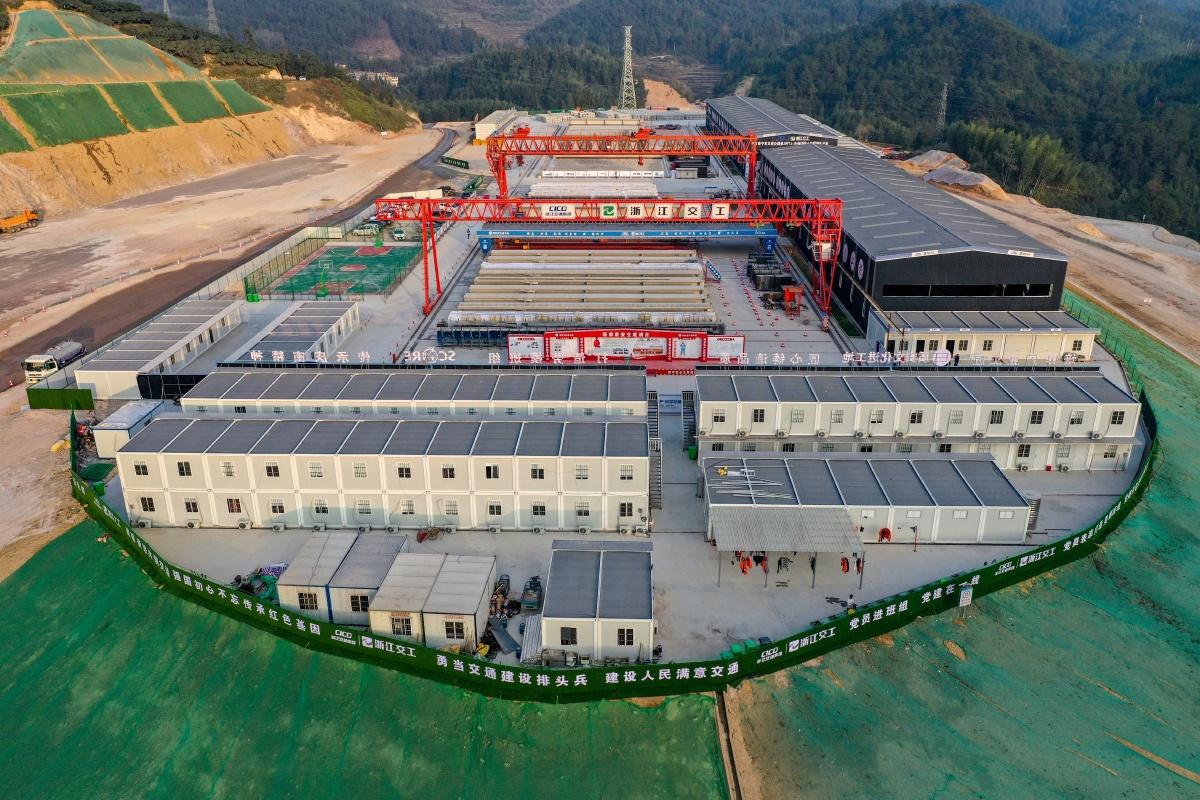 浙江交工景文高速高岭头水库特大桥建设现场风景如画