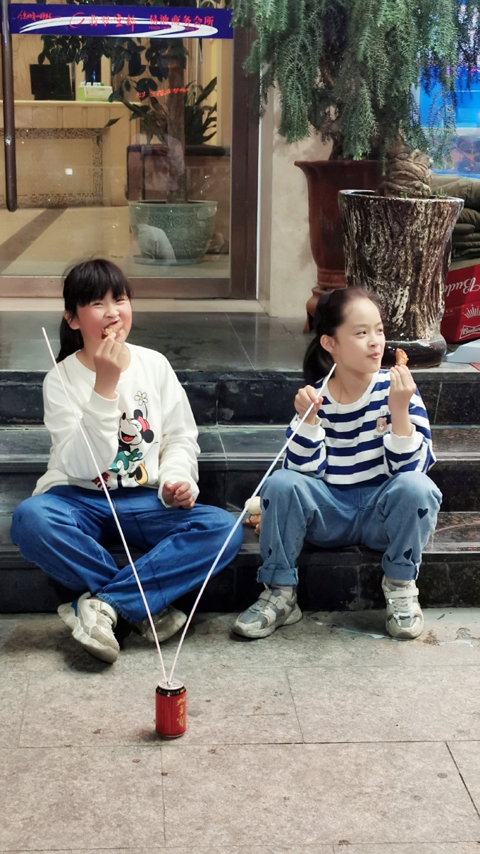 瞧这俩个孩子喝的长见识了