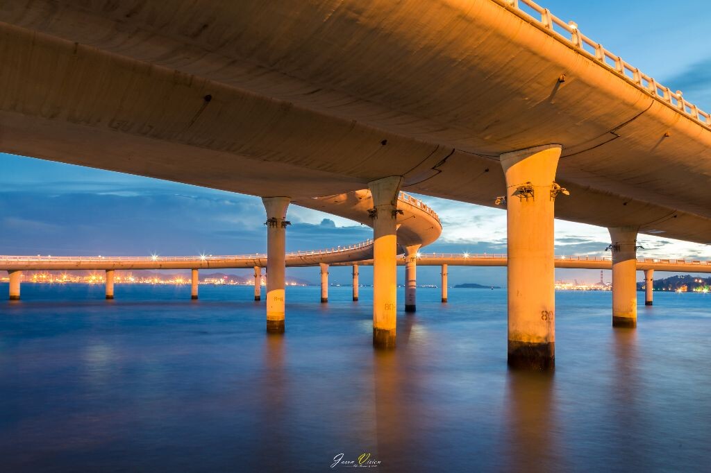 仲夏演武桥<br />
演武大桥：厦门标志之一，建在海上，却不是跨海大桥，开车行驶在上面，左望漳州，右看鼓浪屿，面朝大海，好不自在。