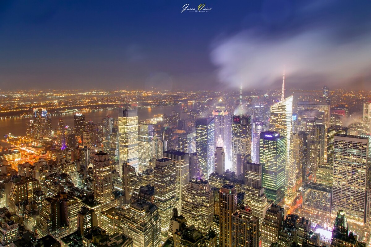 NYC - never sleeps：冒着狂风骤雨登上帝国大厦，尽管天色已经很晚，但整个纽约城仍然灯火通明。