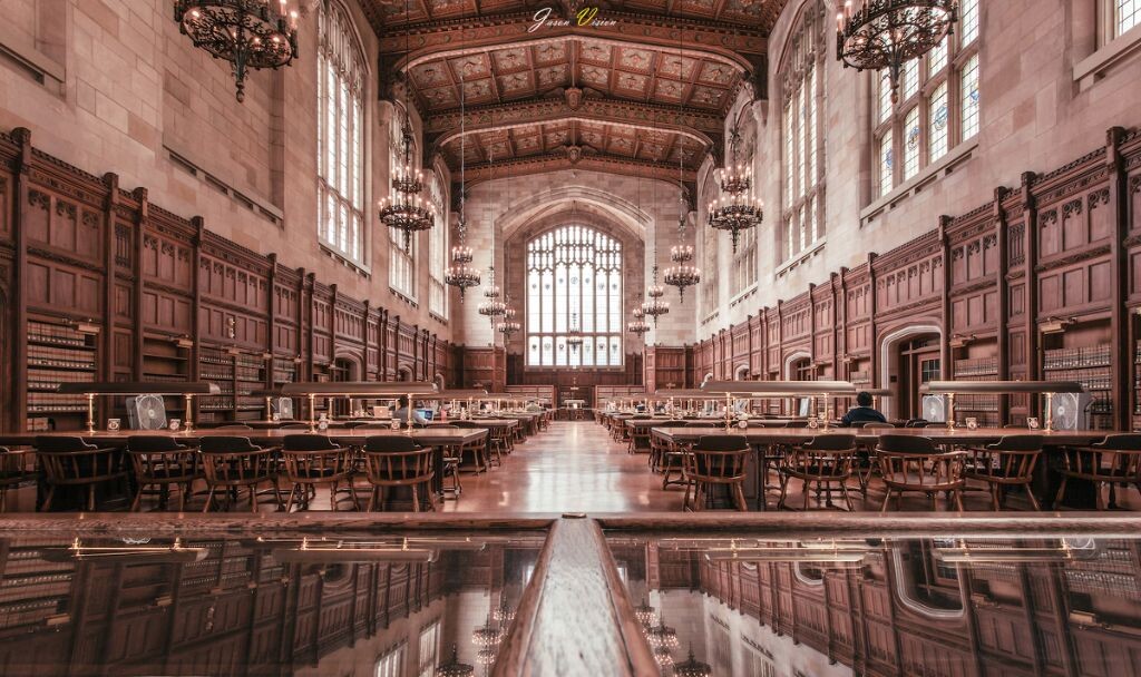 摄于密歇根大学Law School的图书馆，安静而有历史感，让人联想到哈利波特的电影场景。图书馆中间的information desk刚好可以架相机，顺便做倒影。
