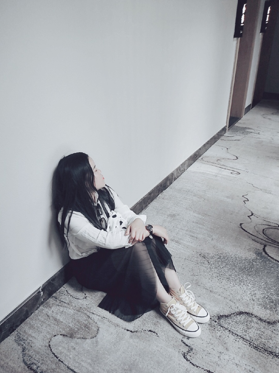 如果没有肩膀依靠就靠墙吧