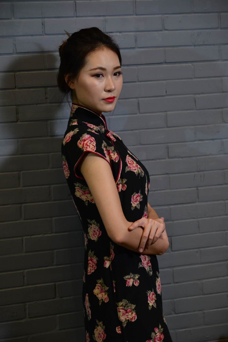 室内复古背景拍摄旗袍小姐姐